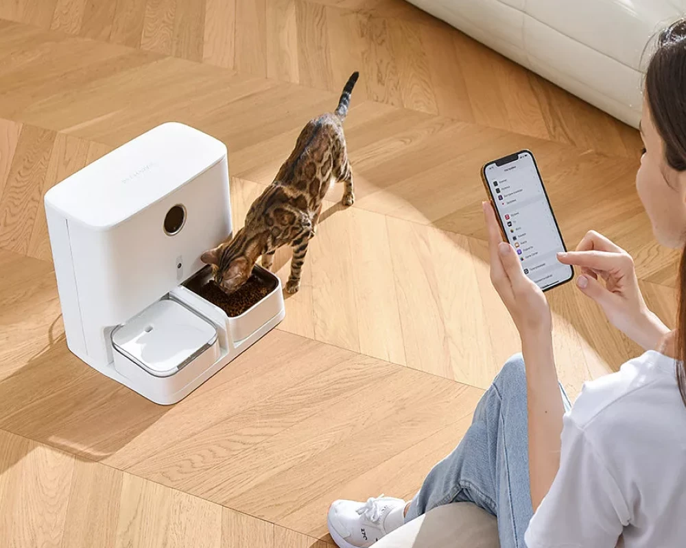 smart pet feeder with camera